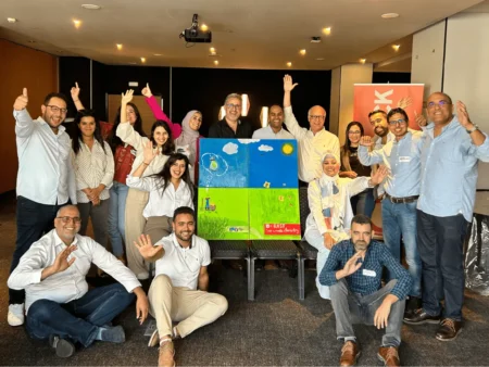 Groupe de personnes se prenant en photo avec leur dessin Grand Vision